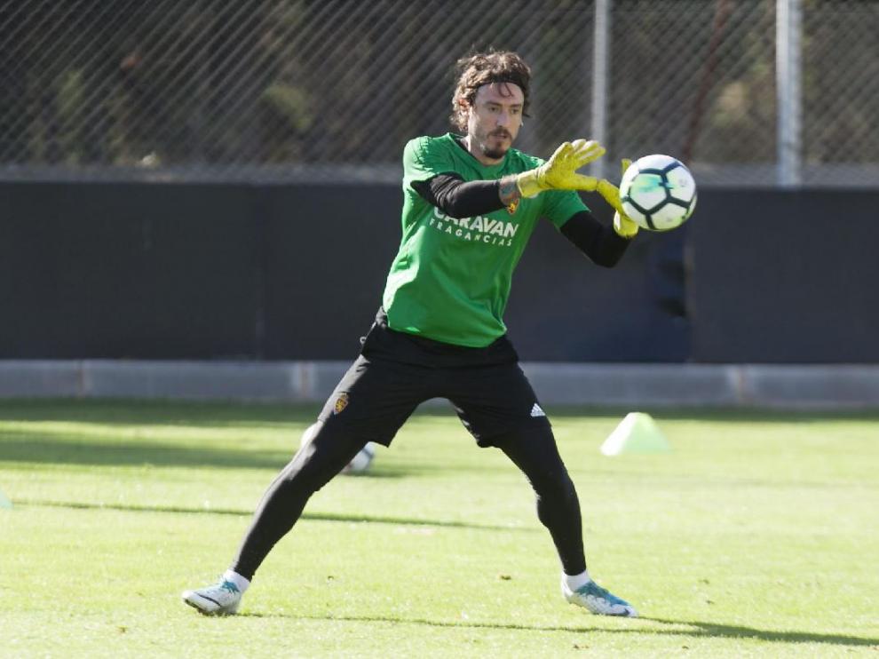 Cristian Álvarez detiene un balón en el entrenamiento del equipo en la Ciudad Deportiva