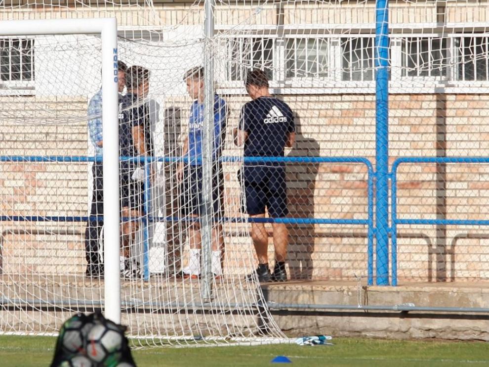 Aleix Febas, esta mañana a su llegada del hospital a la Ciudad Deportiva, habla con el entrenador, Natxo González, y con el director deportivo, Lalo Arantegui.