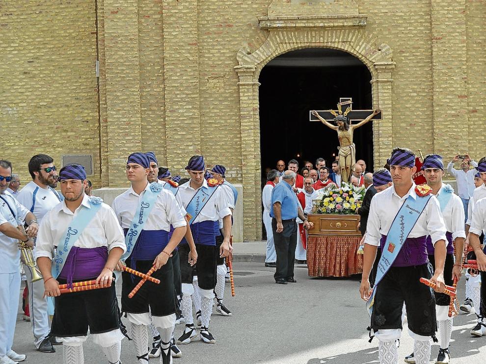 Los danzantes desfilaron ayer en la procesión en el día grande de Remolinos.