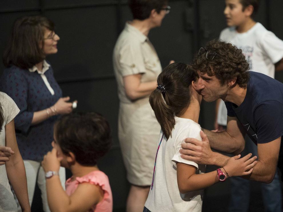 El actor Àlex Cantó imparte el taller de teatro de ZGZ Escena que junta a niños con adultos.