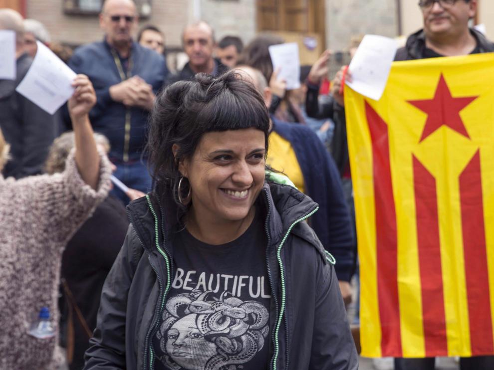 Anna Gabriel en la concentración tras la suspensión del acto en un edificio municipal.