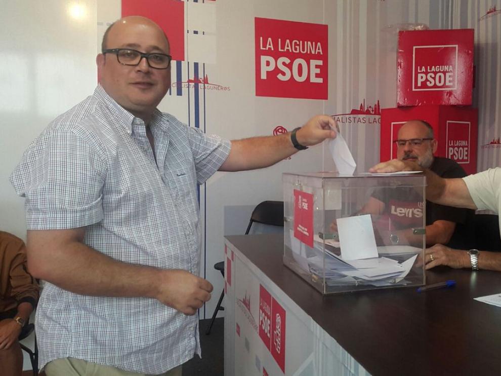 Foto del concejal cesado.