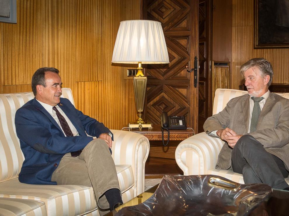 El alcalde de Zaragoza, Pedro Santisteve, y el presidente de la Diputación Provincial de Zaragoza, Juan Antonio Sánchez Quero, en una foto de archivo.