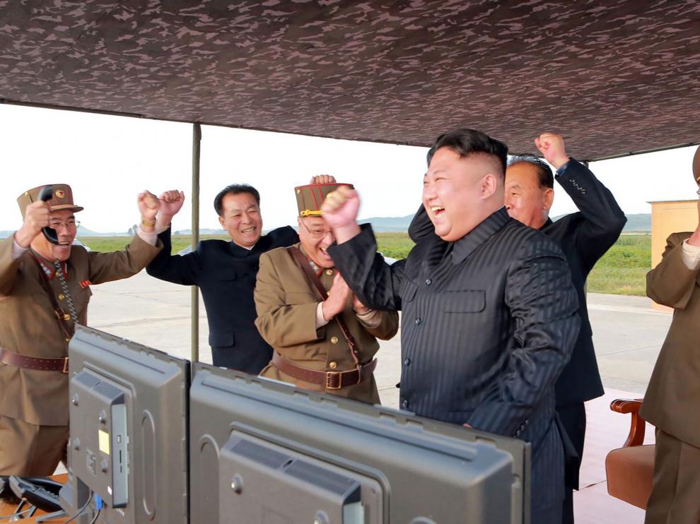 Kim Jong-un celebra el lanzamiento de un misil balístico este viernes.