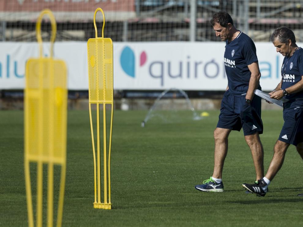 Natxo González y su ayudante Bernardo Tapia, en la Ciudad Deportiva del Real Zaragoza.