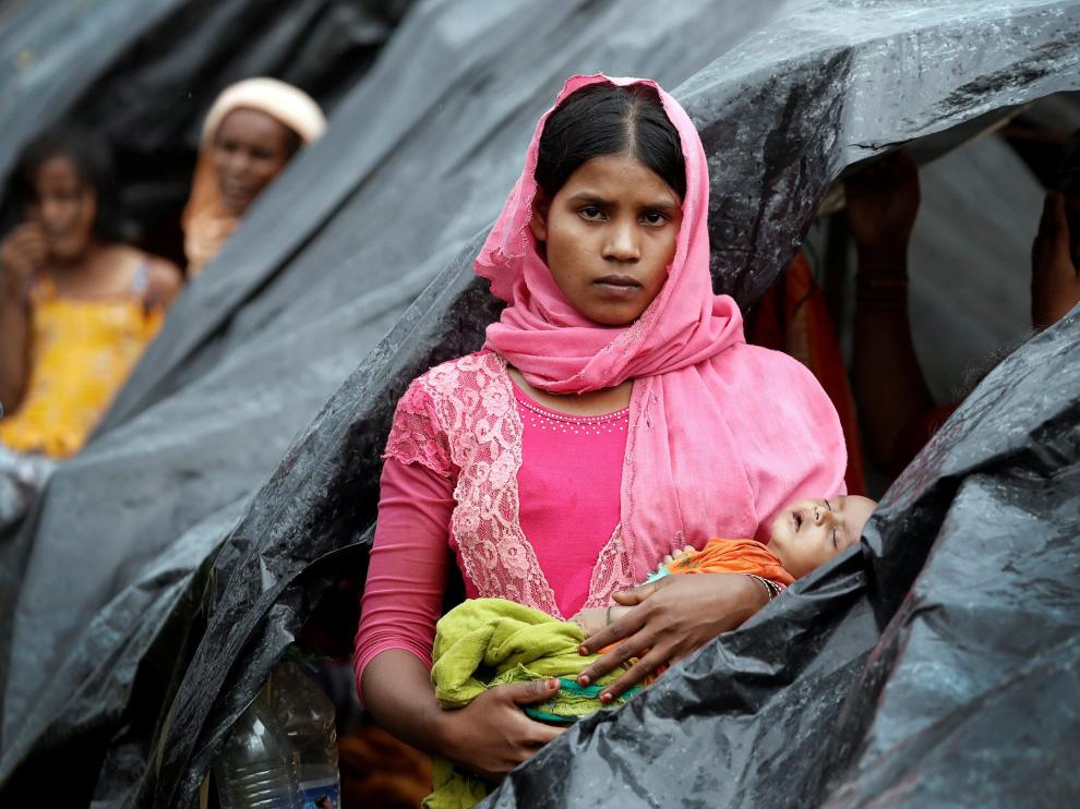 Una madre y su hijo en un campamento rohinyá en Bangladesh
