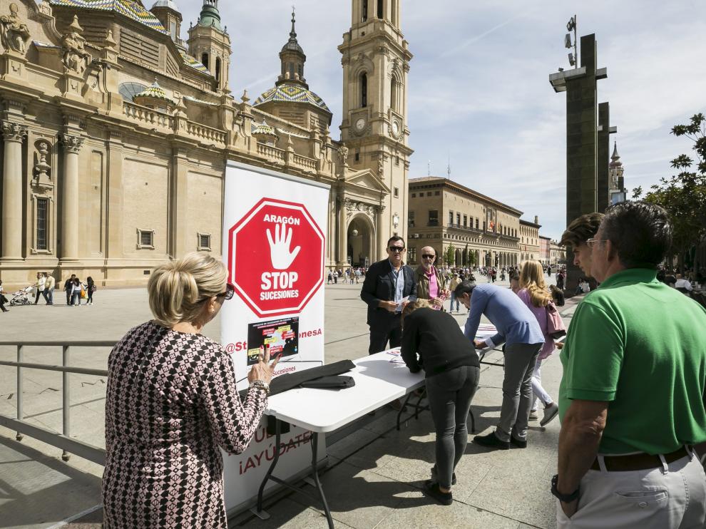 La Asociación Aragón Stop Sucesiones recogió ayer firmas en la plaza del Pilar.