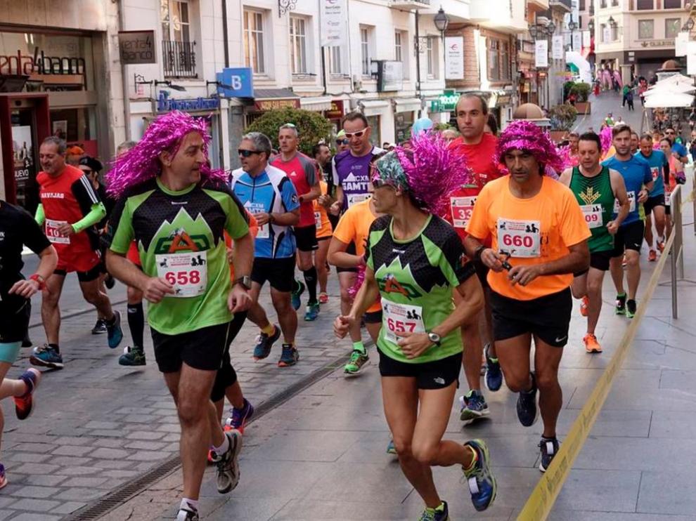 Varios corredores en la 15ª Media Maratón de Teruel, celebrada este domingo por la mañana.