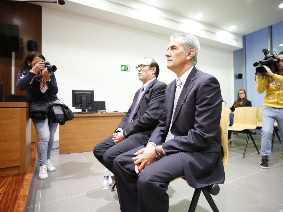 El exalcalde de Mallén Antonio Asín, en primer plano, y el funcionario municipal Pedro Rueda, en el banquillo de la Audiencia este lunes.