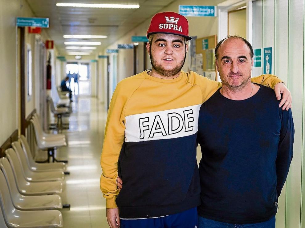 Mario con su padre Toño, esta misma semana en una revisión en el hospital Miguel Servet.