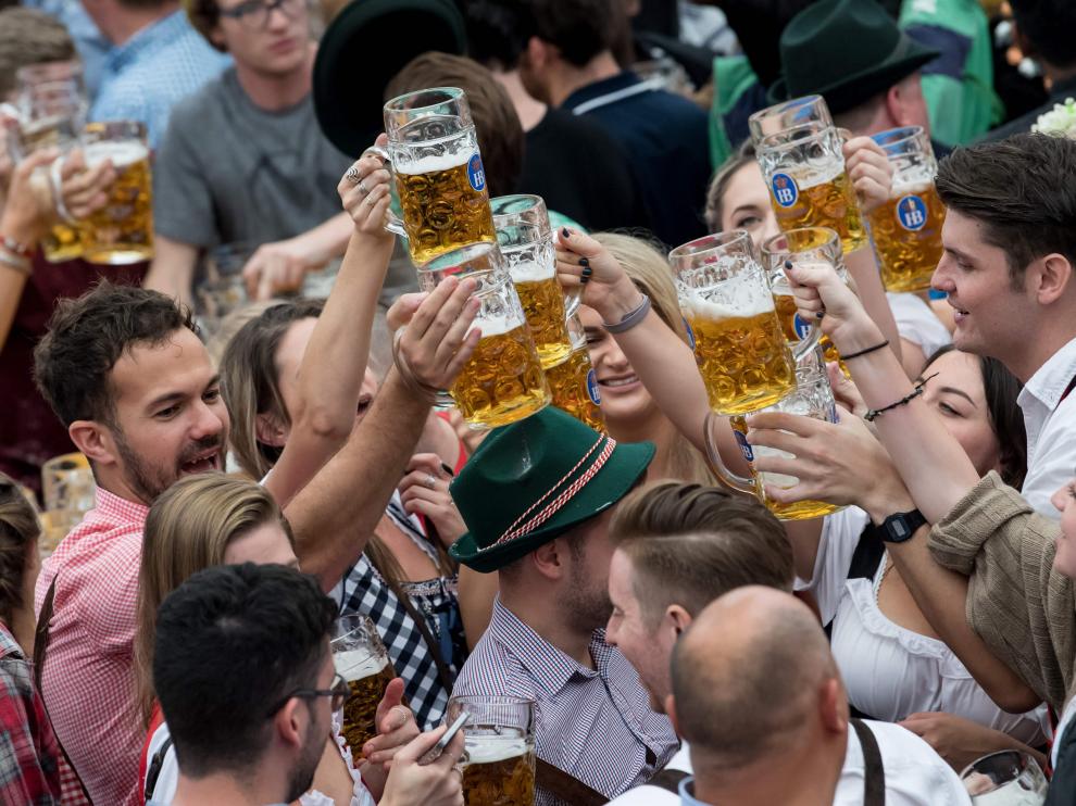 Gente bebiendo en el primer día de la Oktoberfest.
