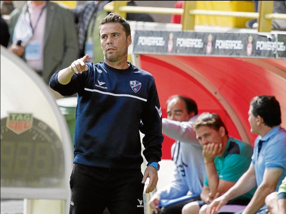 Rubi dando instrucciones durante el partido.