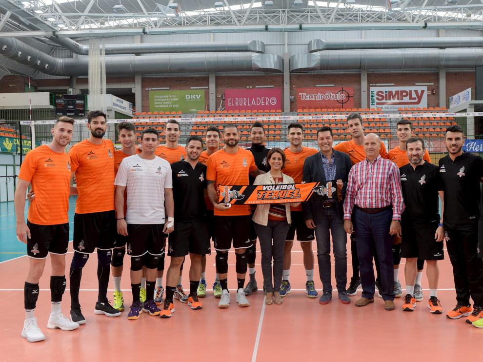 La alcaldesa Emma Buj con la plantilla del Club Voleibol Teruel, este lunes en el pabellón de Los Planos.