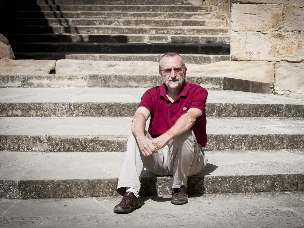 Manuel Siurana, en el acceso al castillo de Valderrobres.