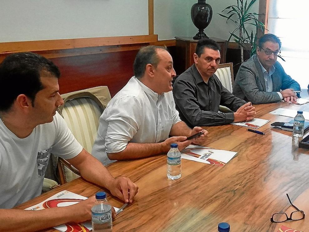 Reunión del comité organizador de la Vuelta, presidida por José Luis Soro, ayer en el Pignatelli.