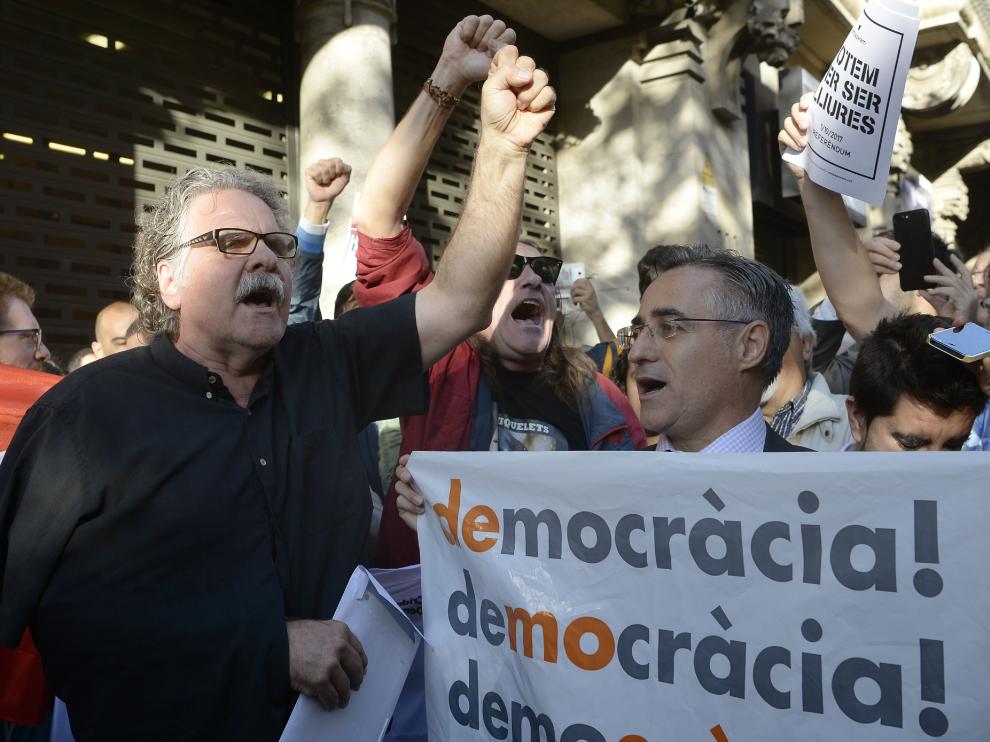 Tarda, junto a decenas de manifestantes en Barcelona.