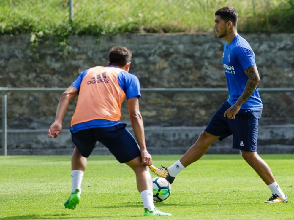 Jesús Valentín, en un entrenamiento de pretemporada en Boltaña, conduce la pelota ante Borja Iglesias.