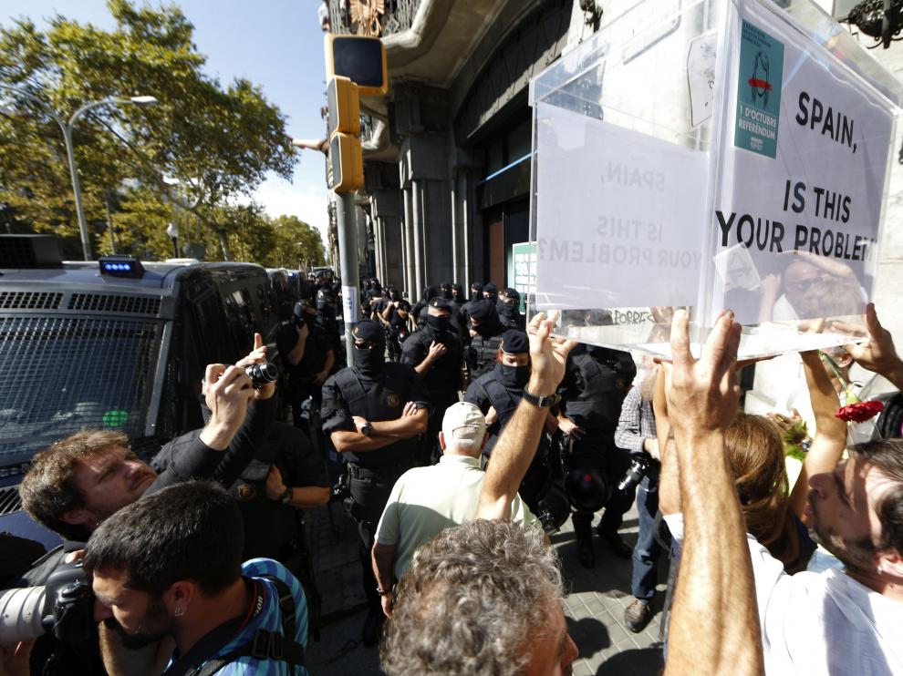 Manifestantes en Barcelona portan una urna como protesta.