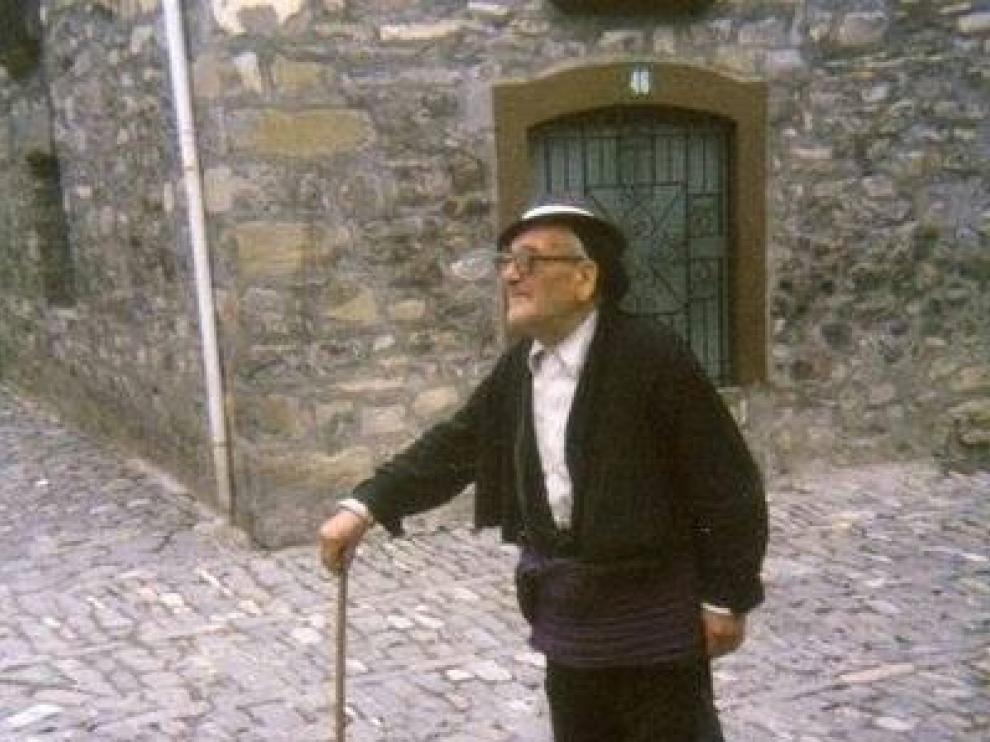 Jorge Puyó, el último en vestir el traje ansotano en el Alto Aragón.