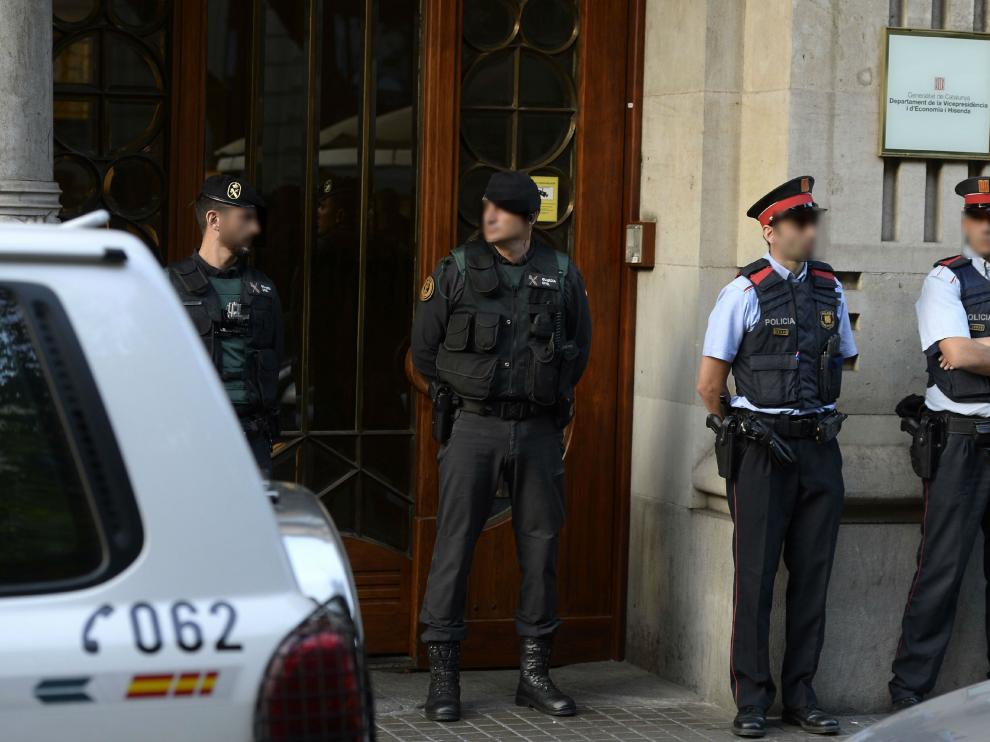 Agentes de la Guardia Civil y de los mossos a las puertas de un edificio de la Generalitat en una imagen de archivo
