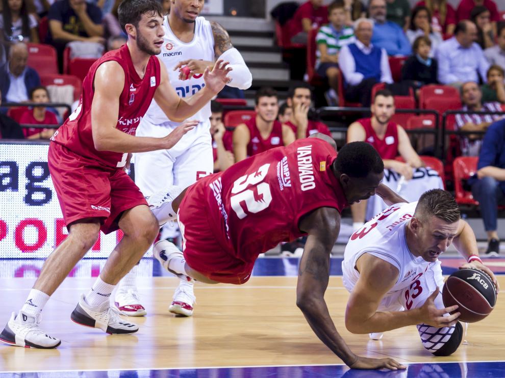 Varnado, desde el suelo, trata de arrebatarle el balón a Omic durante el partido de este martes ante el Hapoel.