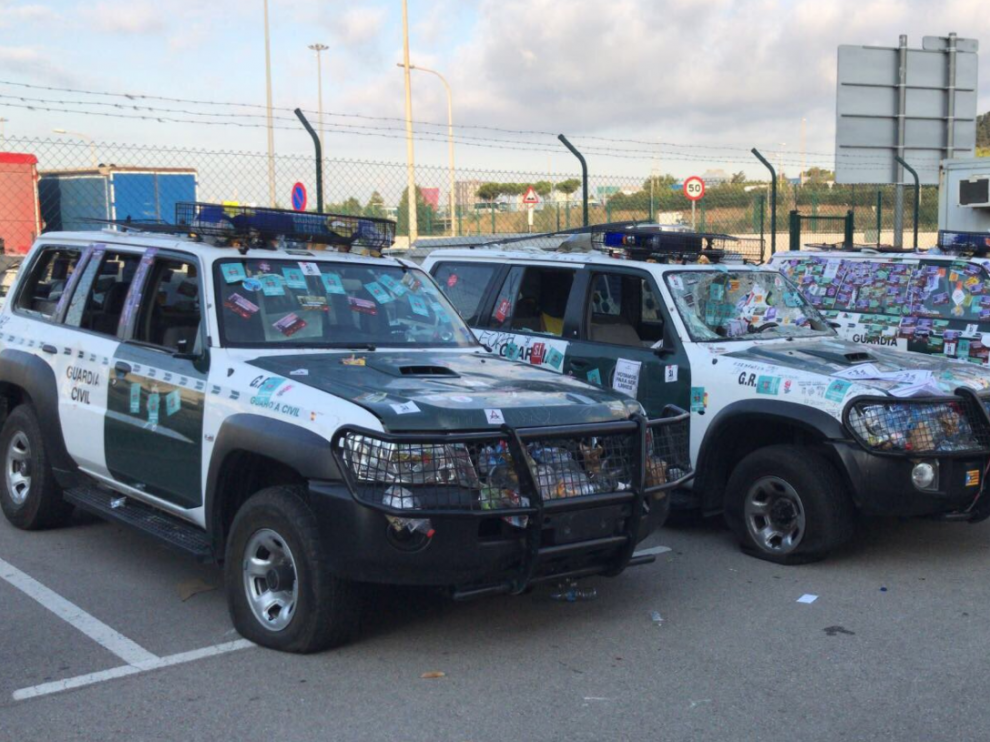 Los independentistas destrozan coches de la Guardia Civil