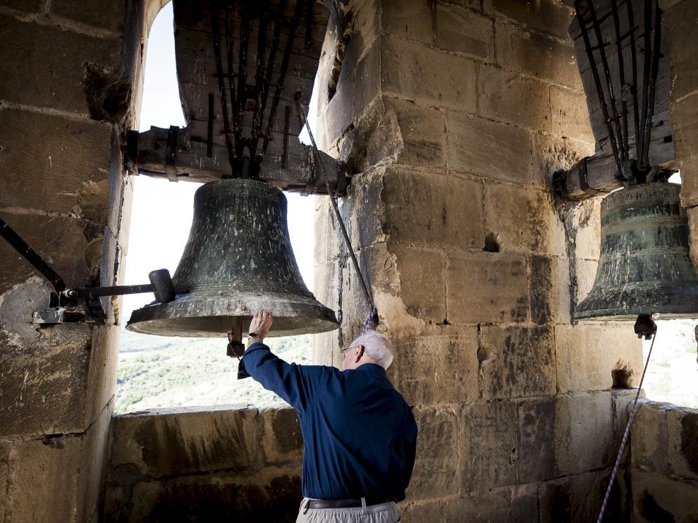 Jesús Morlans palpa la campana mayor de San Salvador, llamada María.