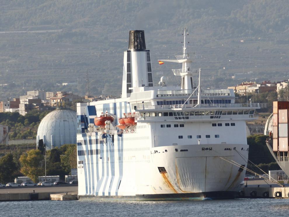 Vista de la embarcación atracada en el puerto de Tarragona para dar hospedaje y apoyo logístico al operativo de la Guardia Civil y la Policía Nacional en Cataluña.