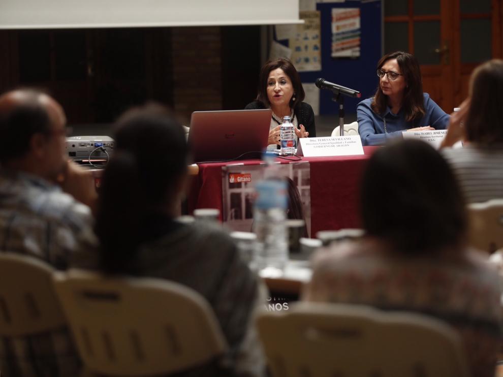 Teresa Sevillano, directora general de Igualdad y Familia, e Isabel Jiménez, directora territorial de Aragón de la Fundación Secretariado Gitano