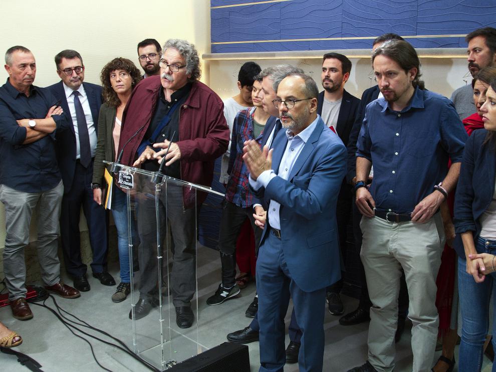 Pablo Iglesias, junto a otros diputados de Podemos, IU, ERC, PNV, PdCat y Bildu, en el Congreso.