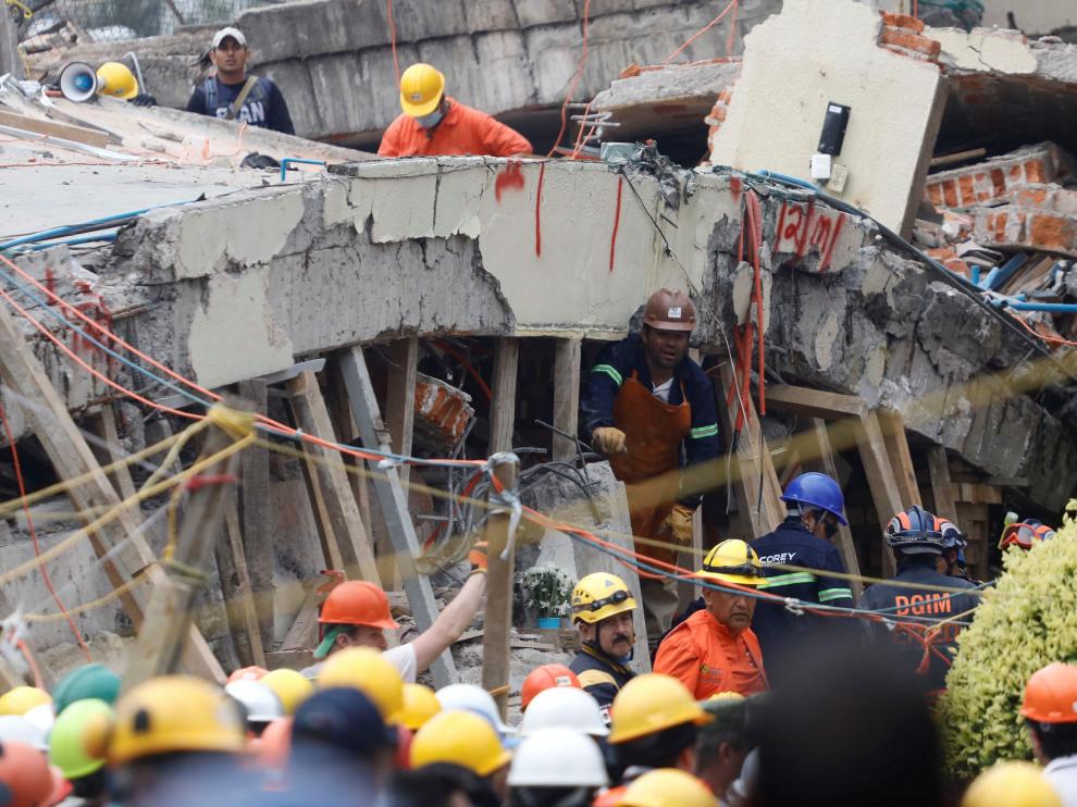 Los equipos de rescate siguen desbordados trabajando por salvar vidas.