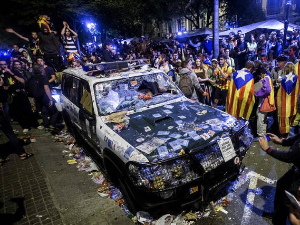 Uno de los vehículos de la Benemérita asaltados en Barcelona