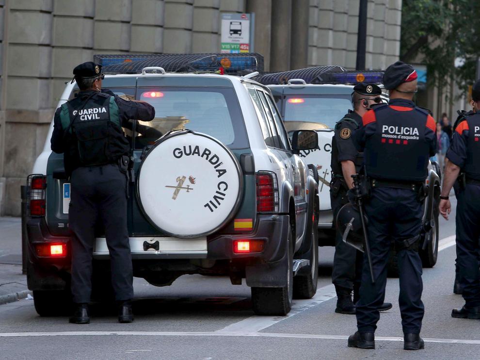 Los Mossos escoltan a agentes de la Guardia Civil, el pasado mes de septiembre en Barcelona.