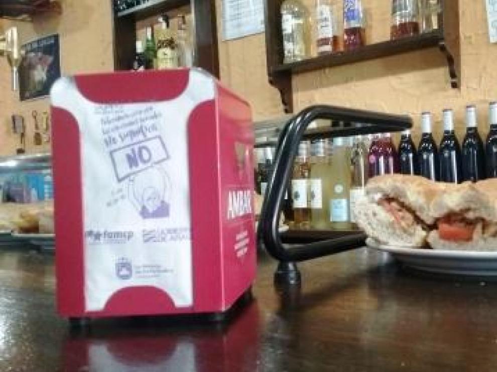 No significa no, rezan las nuevas servilletas de los bares de La Almunia.