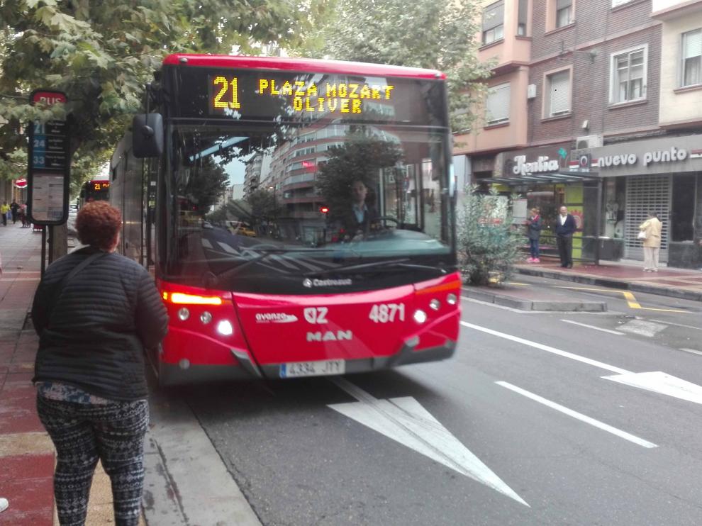 Una de las paradas de la línea 21 en Zaragoza