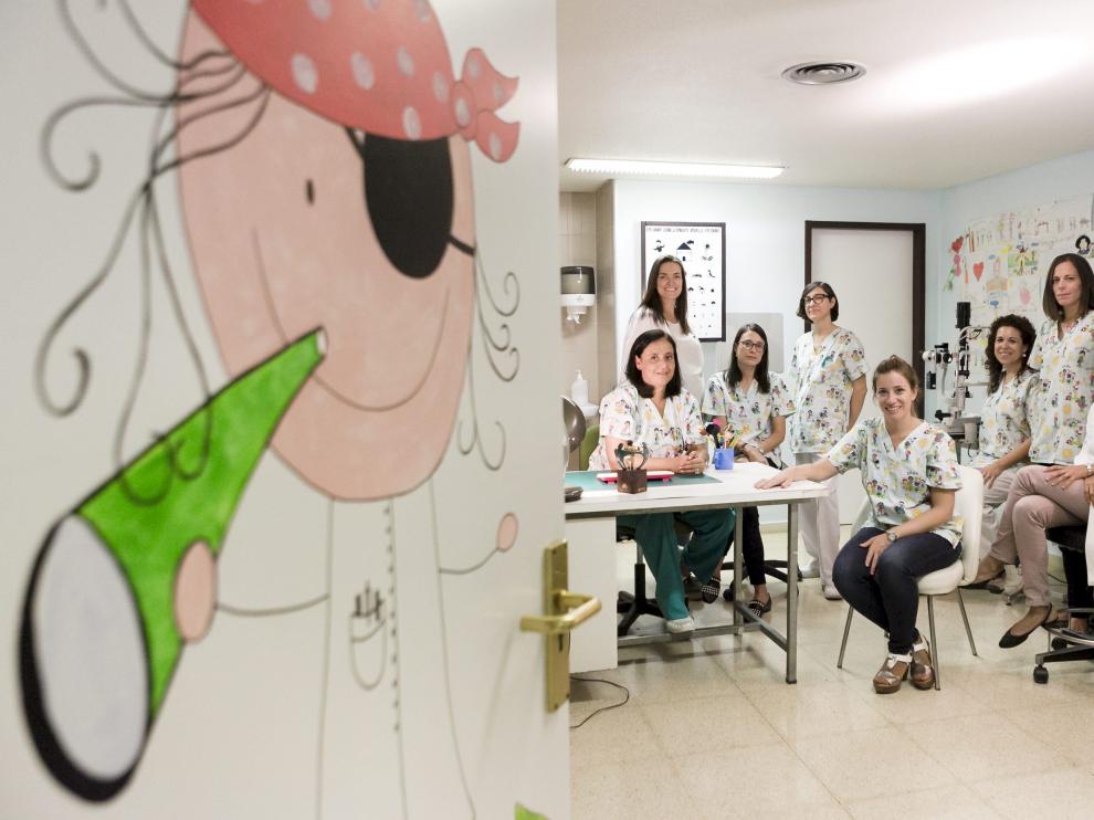 Las oftalmólogas Inmaculada González, Olimpia Castillo, Esther Prieto, Cristina Gracia (auxiliar de clínica), Irene Altemir (óptica), Patricia Pla (enfermera), Victoria Pueyo y Teresa Pérez.