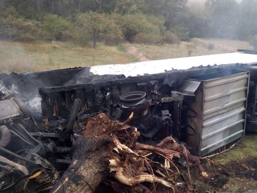 Un fallecido al incendiarse un camión en la N-234