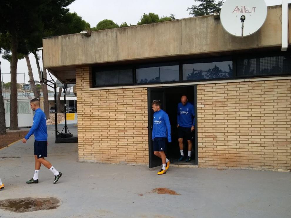Febas sale por la puerta de la sala de proyección de video, al mediodía de este sábado en la Ciudad Deportiva del Real Zaragoza.