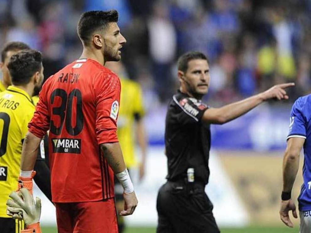 Momento en el que Figueroa Vázquez, con gesto enojado, expulsa a Ratón en el Carlos Tartiere en el Oviedo-Real Zaragoza del pasado mes de mayo.