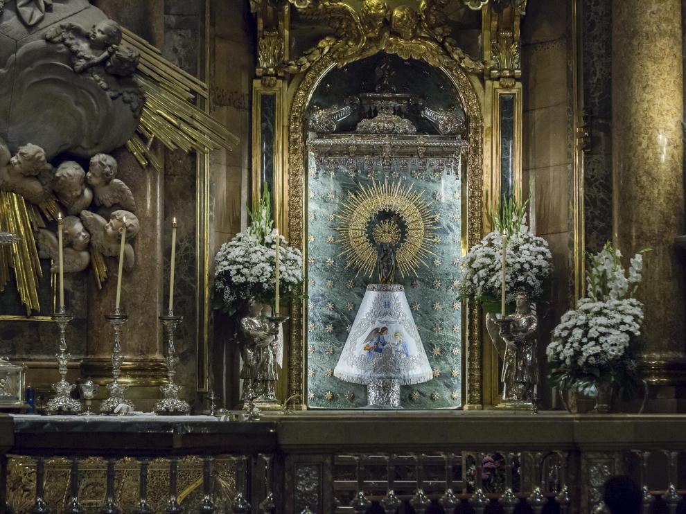 La Virgen del Pilar con el manto donado por HERALDO al Cabildo.