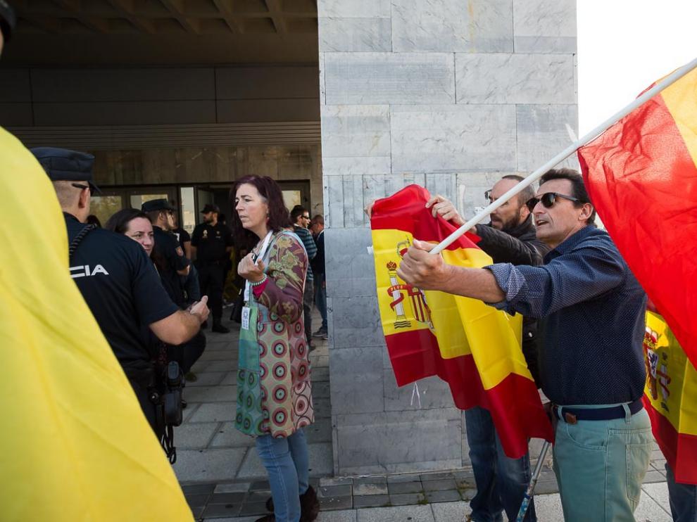 Concentración a las puertas del pabellón Siglo XXI