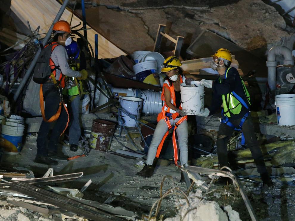 Los servicios de rescate se esfuerzan en encontrar a tiempo a posibles supervivientes.