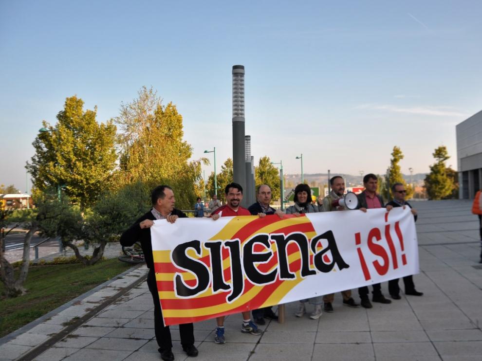 Varios representantes de la plataforma 'Sijena Sí' han protagonizado este domingo una concentración pacífica a las puertas de la 'Asamblea por la fraternidad, la convivencia y las libertades'