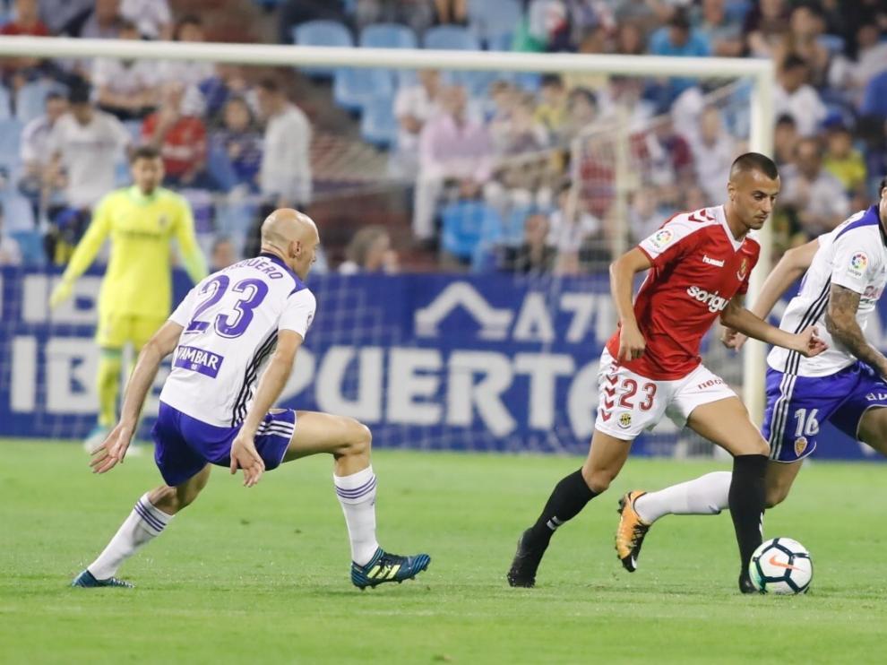 Toquero adelanta al Zaragoza