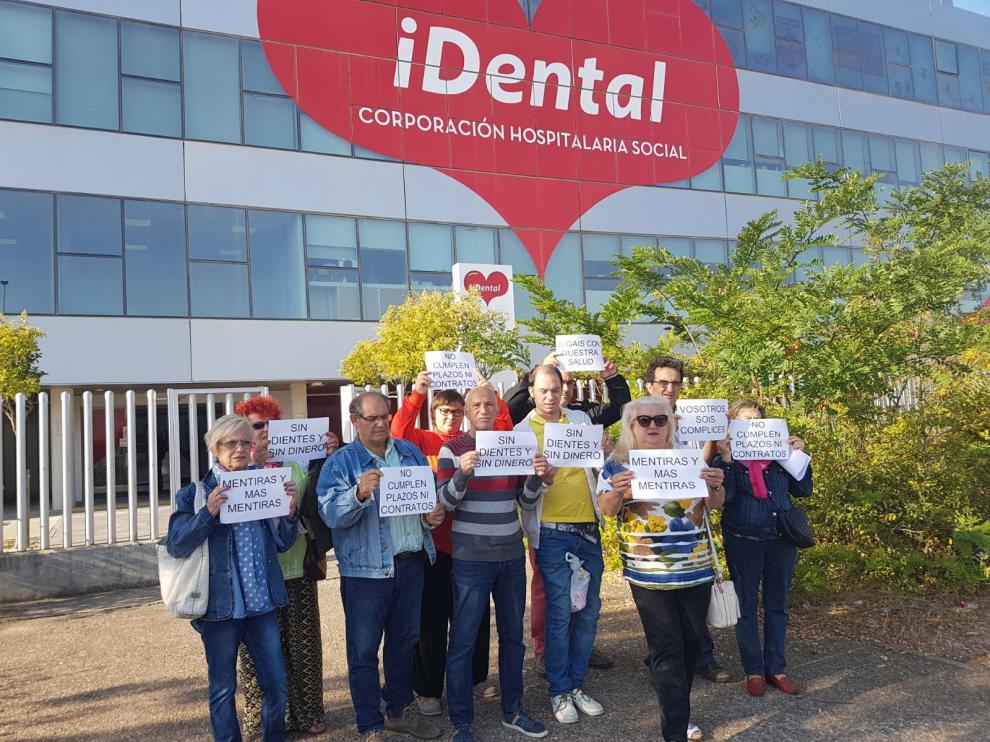 Concentración este lunes ante la clínica iDental en Zaragoza.