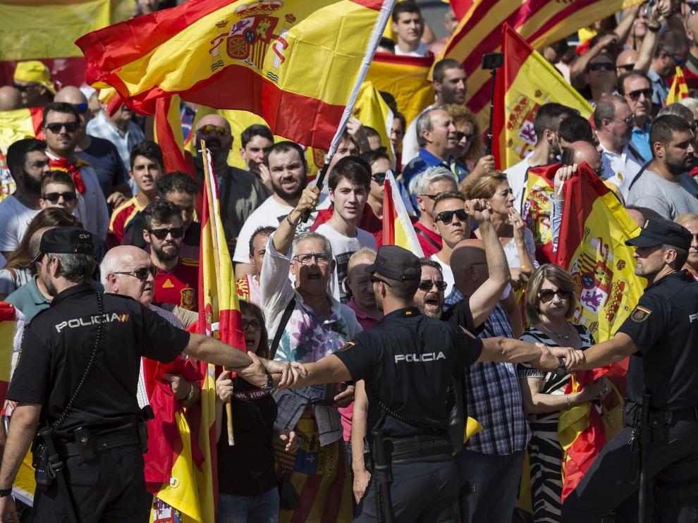 Cerca de seiscientas personas llegaron a concentrarse frente al pabellón Siglo XXI.