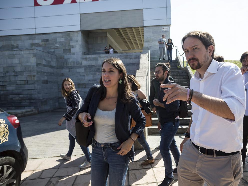 Irene Montero y Pablo Iglesias, de Podemos, a la salida de la asamblea celebrada ayer en Zaragoza.