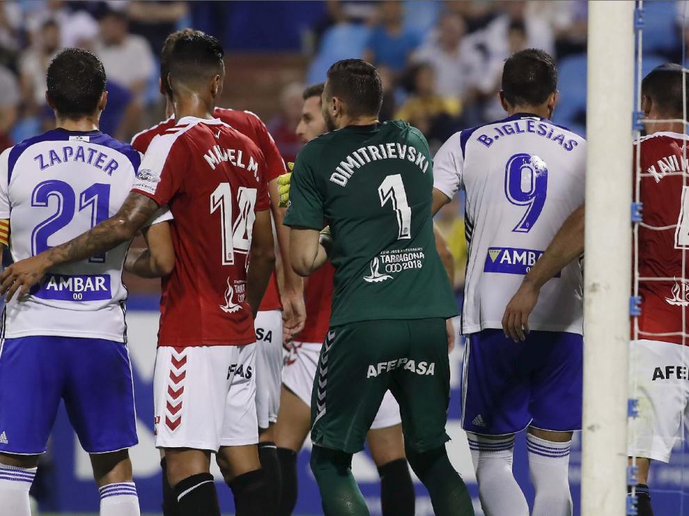 Momento en el que se inicia la acción en la que el portero del Nástic, Dimitrievski, acaba tirándose al suelo fingiendo una agresión de Borja Iglesias que no existió.