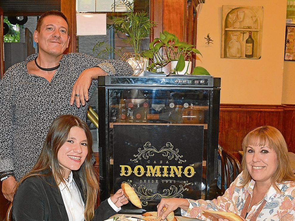 Salvador Rodríguez, Carla Rodríguez y Araceli Salas, con la tabla de patés que ofrecen en Casa Dominó.