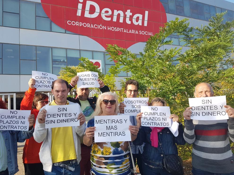 Concentración de protesta de clientes de iDental, este lunes en Zaragoza